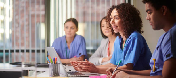 personal médico para reuniones - computer medical student hospital nurse fotografías e imágenes de stock