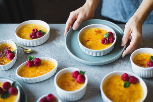 수제 크림 브룰레를 제공하는 여성의 클로즈업 - dessert creme brulee food gourmet 뉴스 사진 이미지