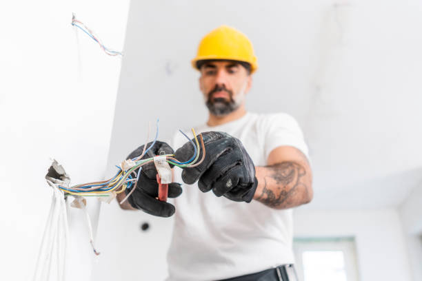 electricista trabajando en obra - men home interior screwdriver cable fotografías e imágenes de stock