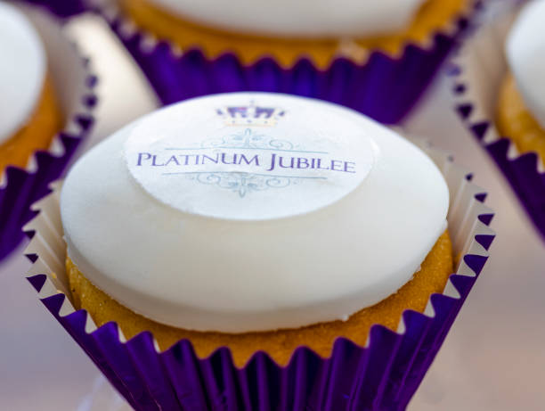 cupcakes royal jubilee para celebraciones del jubileo de platino - jubilee fotografías e imágenes de stock