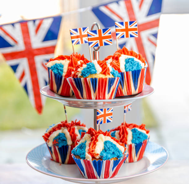 cupcakes du jubilé royal pour les célébrations du jubilé de platine - plat à gâteau photos et images de collection