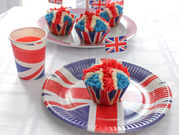 cupcakes royal jubilee para celebraciones del jubileo de platino - jubilee fotografías e imágenes de stock