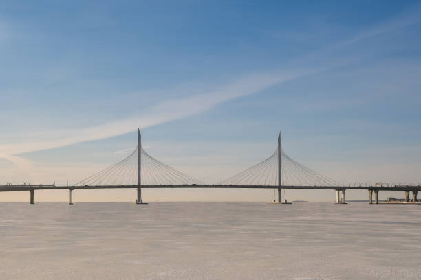 un grand pont dans la glace. pont à haubans. - panoramic lake river scenics photos et images de collection