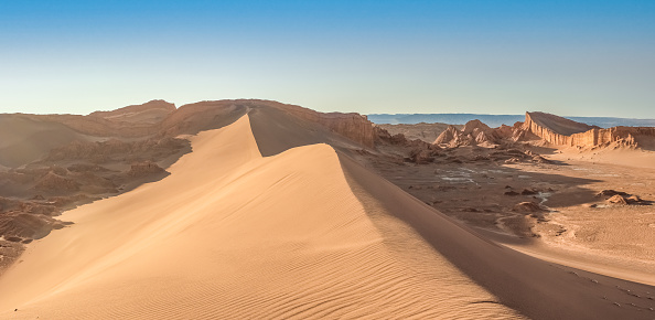 Fascinantes variaciones de color y texturas de dunas de arena y ondulaciones en el Valle de la Luna, San Pedro de Atacama, Chile photo