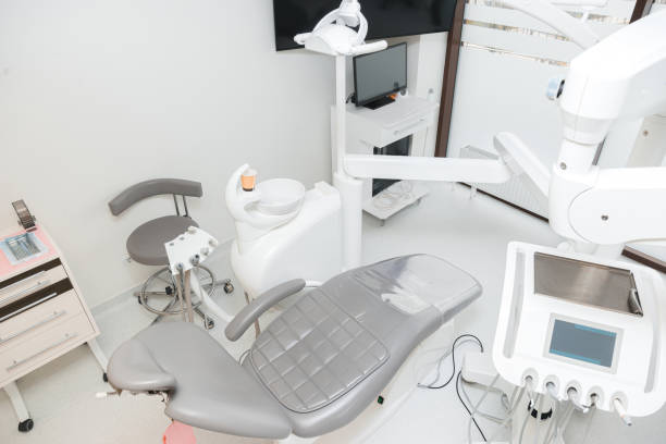 istock Wonderful clean dentistry office with grey seat and white equipment. 1385465634