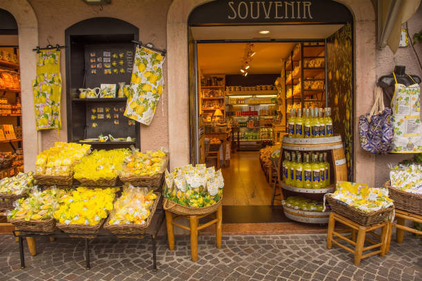 boutique sur le thème du citron à limone sul garda, italie - soap sud photos et images de collection