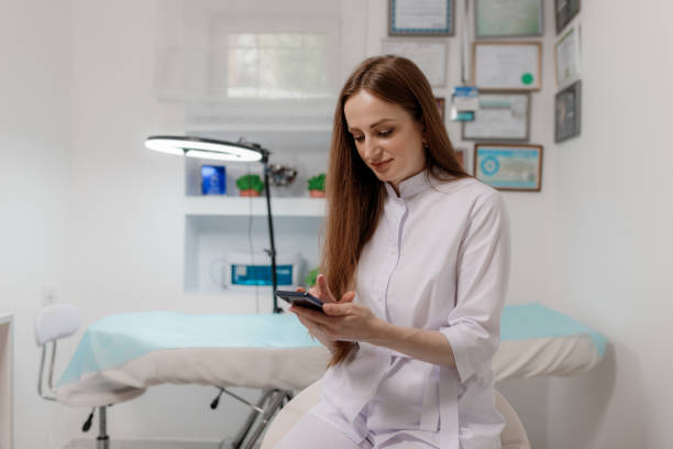 istock Cosmetologist with phone in the office at work 1385498328