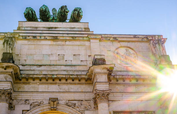 ミュンヘンの歴史的な凱旋門 - バイエルン - triumphbogen ストックフォトと画像