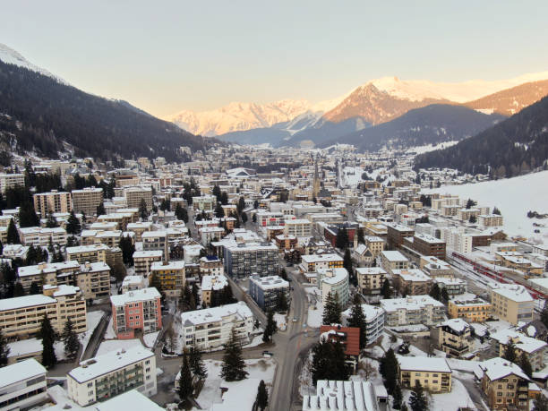 widok na centrum davos z górami w tle - world economic forum zdjęcia i obrazy z banku zdjęć