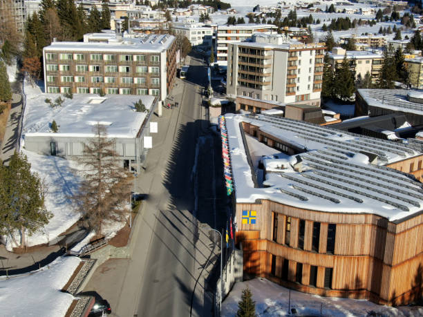 wejście do davos forum z flagami. - world economic forum zdjęcia i obrazy z banku zdjęć