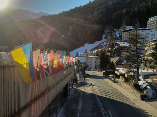 flagi przed centrum davos. flaga ukrainy jest pierwsza w kolejce - world economic forum zdjęcia i obrazy z banku zdjęć