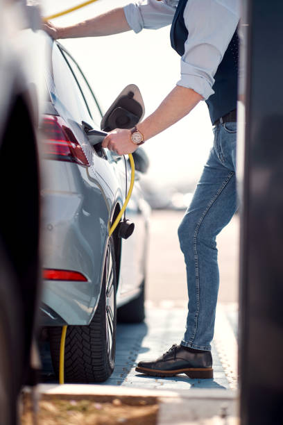 ładowanie niezanieczyszczającego pojazdu elektrycznego - nonpolluting zdjęcia i obrazy z banku zdjęć