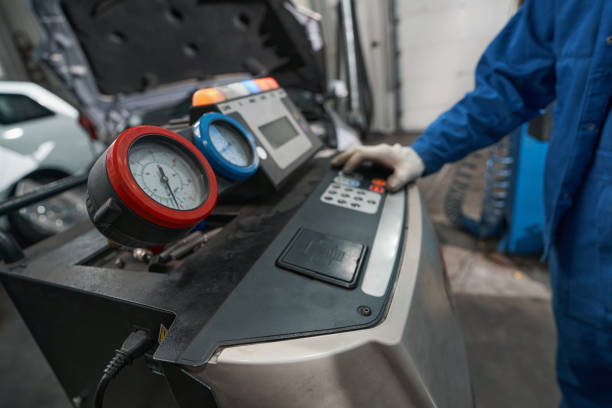 istock Man working in service center and checking oil pressure 1385518139