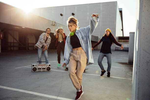 istock Urban youth dancing 1385521366