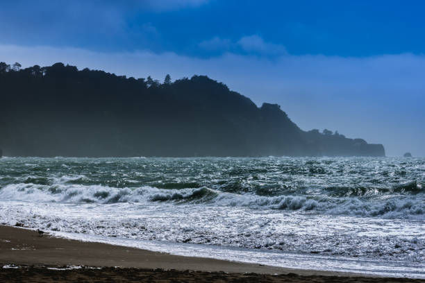 widok na ocean spokojny w pobliżu mostu golden gate - baker beach zdjęcia i obrazy z banku zdjęć