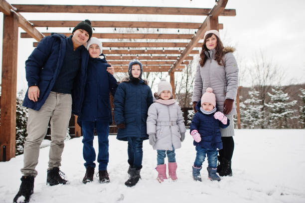 grande giovane famiglia con quattro bambini nel giorno d'inverno. - 12 23 mesi foto e immagini stock