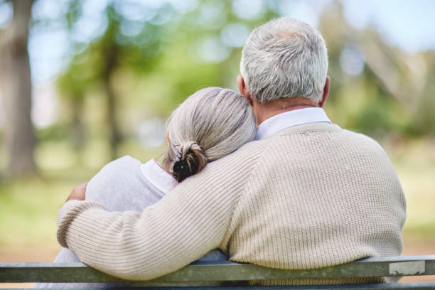 scatto di una coppia di anziani che si legano all'aperto insieme - couple loving married affectionate foto e immagini stock