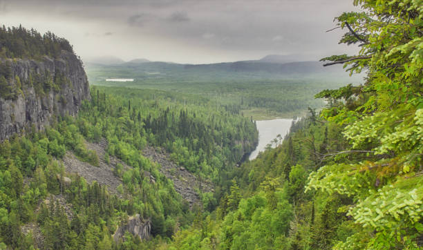 quimet canyon sotto la pioggia - thunder bay canada ontario provincial park foto e immagini stock