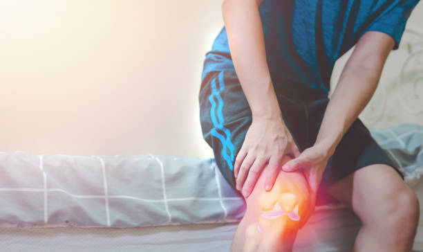 istock Knee pain when getting out of bed 1385563842