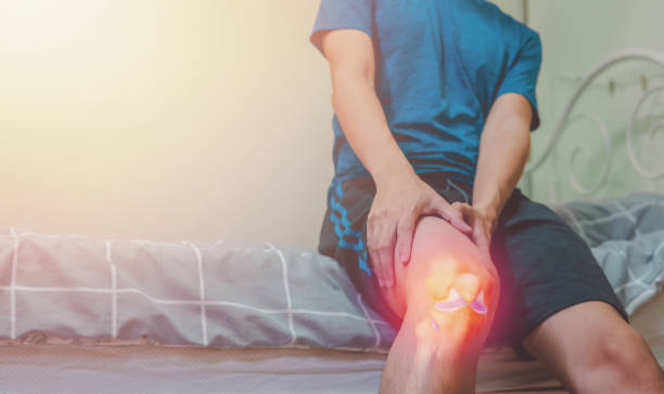 istock Knee pain when getting out of bed 1385563847