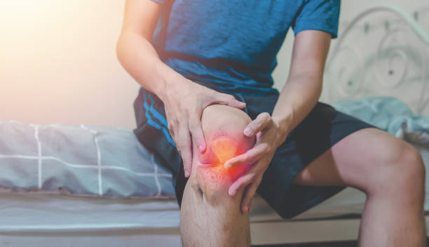 istock Knee pain when getting out of bed 1385563864