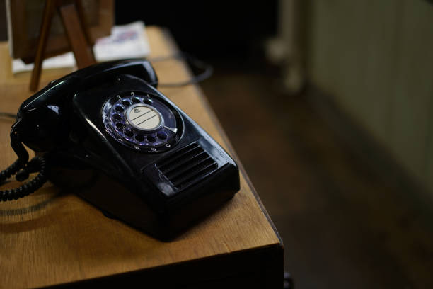 teléfono negro de esfera antigua - telephone old old fashioned desk fotografías e imágenes de stock