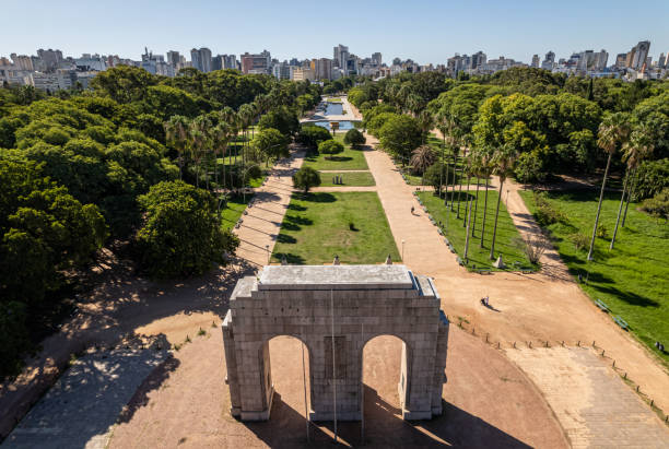 vista aérea de porto alegre, rs, brasil. foto aérea del parque redencao. - rio grande fotografías e imágenes de stock