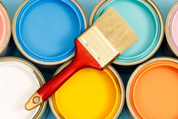 paint cans and paint brushes and how to choose the perfect interior paint color and good for health - blik container fotos stockfoto's en -beelden