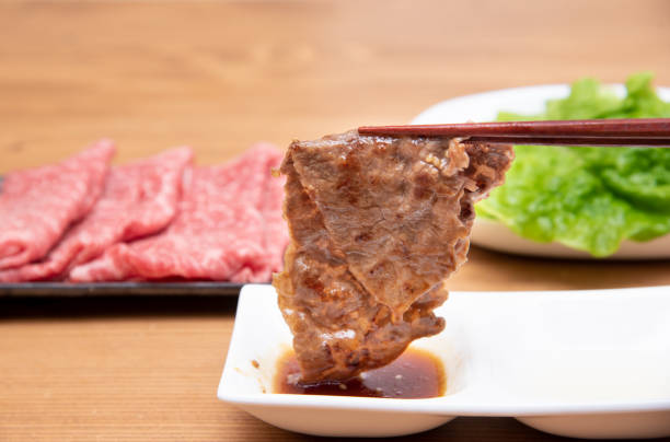 야키니쿠를 먹는 손 - yakiniku 뉴스 사진 이미지