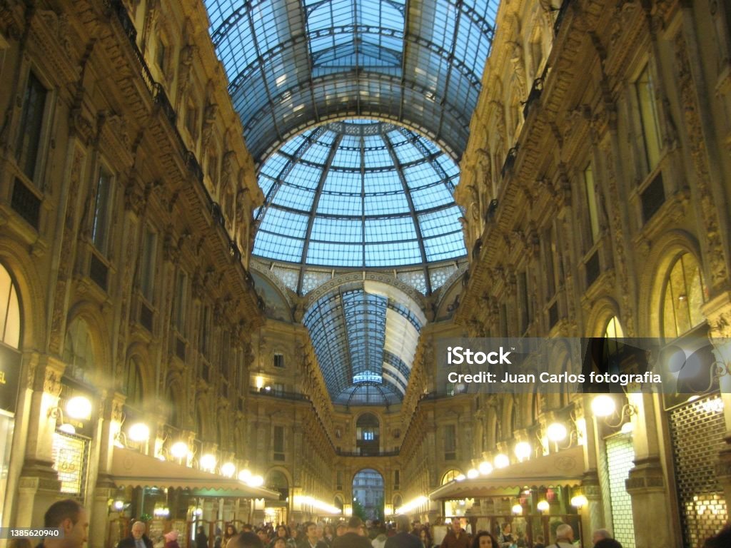 Galleria Vittorio Emanuele II, Milán, Italia Galleria Vittorio Emanuele II, Milán, Italy Glass - Material Stock Photo