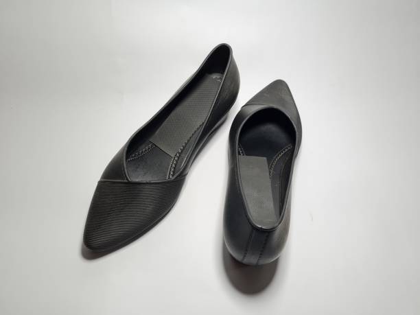 istock Women's office shoes 1385630079