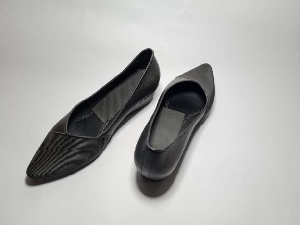 istock Women's office shoes 1385630111