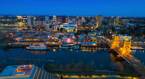 sacramento skyline aerial o zmierzchu z mostem, rzeką i łodziami - vertical lift bridge zdjęcia i obrazy z banku zdjęć