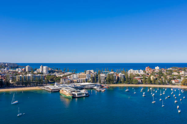 manly wharf, prom zadokowany, widok z lotu ptaka w sydney - manly beach sydney australia australia beach zdjęcia i obrazy z banku zdjęć