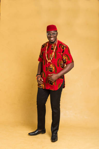 イボ伝統的に服を着たビジネスマンが笑顔で立っている - nigeria african culture dress smiling ストックフォトと画像