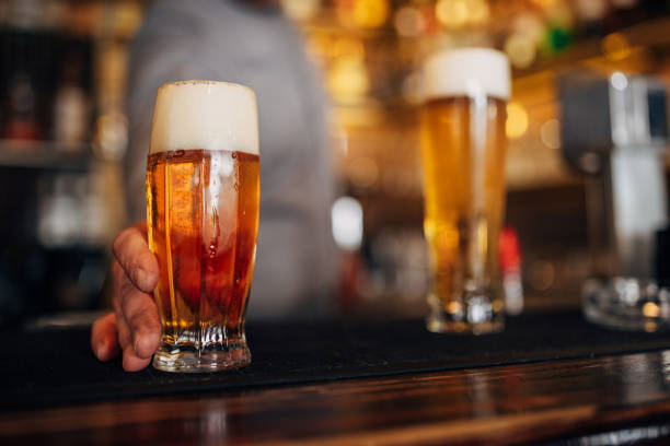 cerveja fresca - beer bar counter bar beer glass - fotografias e filmes do acervo