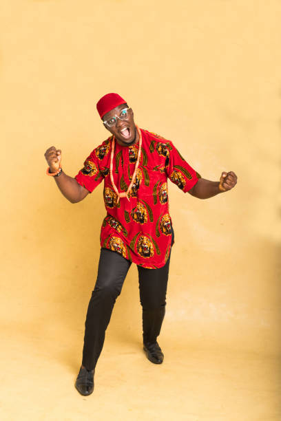 イボ伝統的に服を着たビジネスマン興奮 - nigeria african culture dress smiling ストックフォトと画像