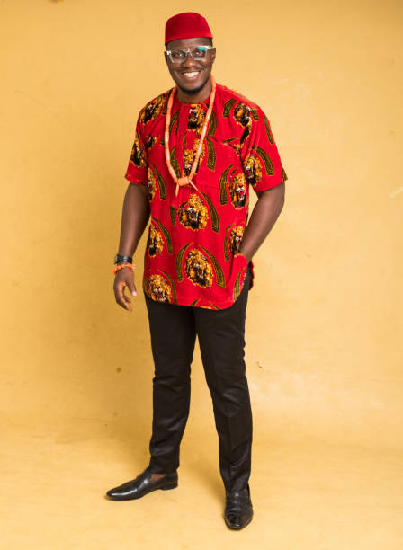 igbo traditionally dressed business man standing - nigeria african culture dress smiling imagens e fotografias de stock