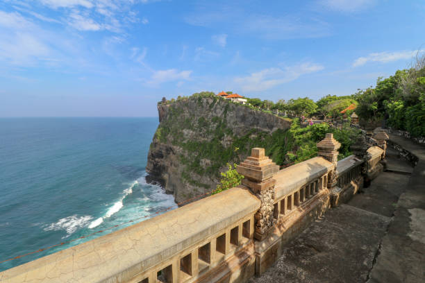 la strada che porta al tempio di uluwatu. costa di bali vicino al tempio di uluwatu, isola di bali, indonesia. paesaggio costiero scenico dell'alta scogliera, isola di bali, indonesia. - bali temple landscape seascape foto e immagini stock