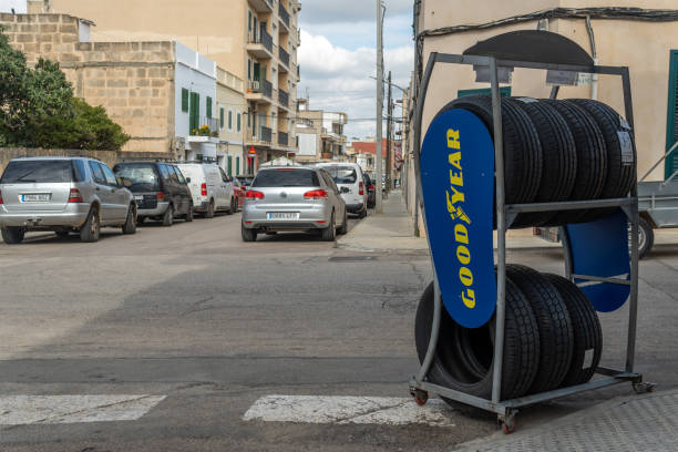 exibição de vendas de pneus goodyear em uma rua - goodyear brand name - fotografias e filmes do acervo