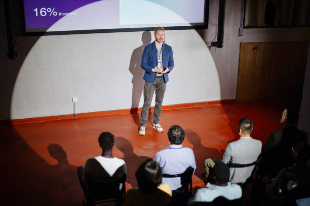 istock Presentation speaker at business conference 1385684390
