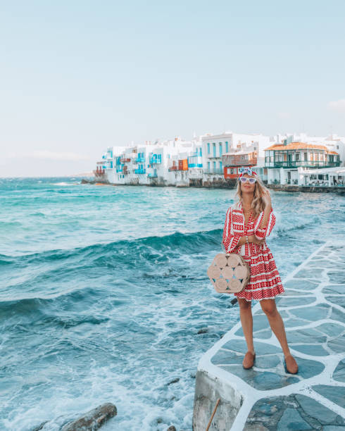 joven turista camina por las calles de la isla de mykonos, cícladas, grecia - santorini greece villa beach fotografías e imágenes de stock