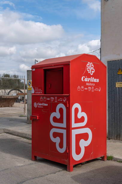 czerwony pojemnik do zbierania zużytych ubrań - caritas zdjęcia i obrazy z banku zdjęć