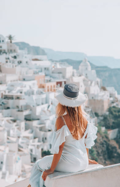 młoda kobieta lubi podróżować i patrzeć na widok na santorini w grecji - hat oia europe vacations zdjęcia i obrazy z banku zdjęć