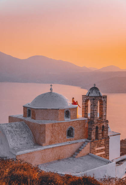 église orthodoxe grecque traditionnelle dans le village de plaka au coucher du soleil sur l’île de milos, en grèce - large dome photos et images de collection