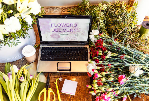 receiving order online. - flower computer young women selling imagens e fotografias de stock
