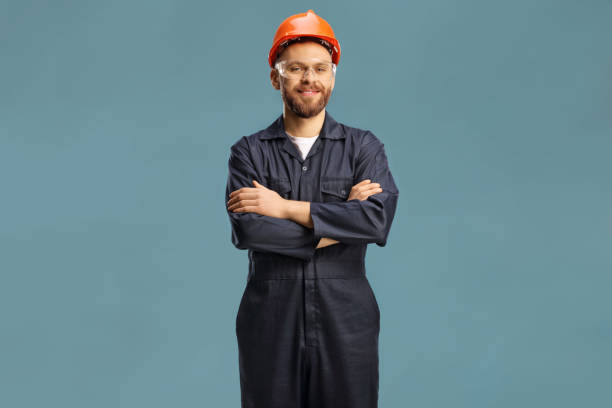 tecnico in uniforme con casco e occhiali - tuta da lavoro foto e immagini stock