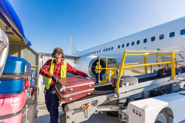 załoga obsługi lotniska załadunku bagażu - airplane airport air vehicle ground crew zdjęcia i obrazy z banku zdjęć