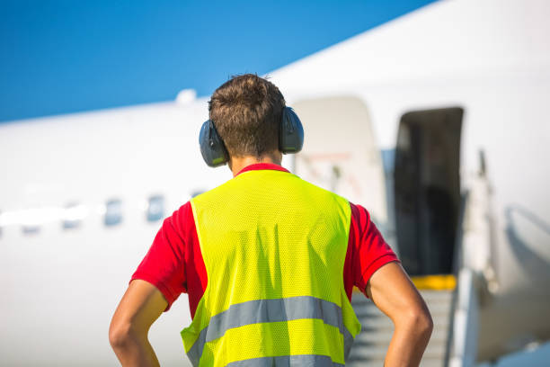 back view of men in front of airplane - ground crew audio imagens e fotografias de stock