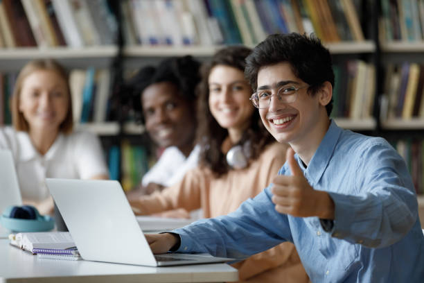 feliz estudante judeu do milênio mostrando o gesto dos polegares para cima. - male education college student nerd - fotografias e filmes do acervo